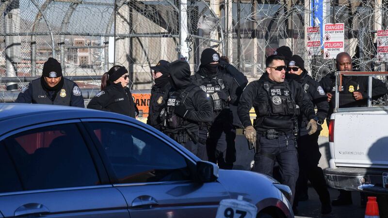 Acusan a agentes migratorios de aceptar sobornos para permitir la entrada ilegal de personas