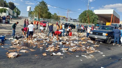 Incluso con policías presentes, los habitantes seguían robando el producto
