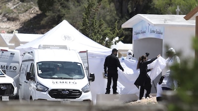 Ayer por la mañana las autoridades sacaron los restos de la joven para estudiarlos