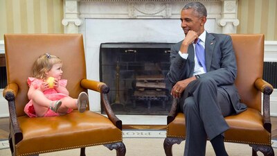 "¿55? ¿Estás seguro? Mi abuelo dice que tu eras 44".  Una niña platica con Obama en la Oficina Oval