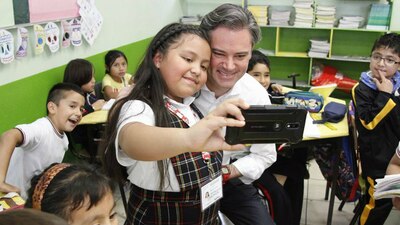 El funcionario visitó a la niña en su escuela y le agradeció su corrección