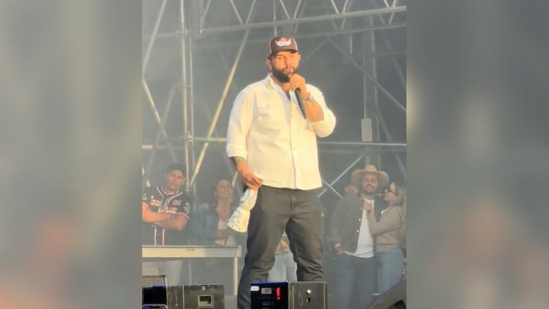 Critican a Carín León por cantar en estado de ebriedad y con botella en mano