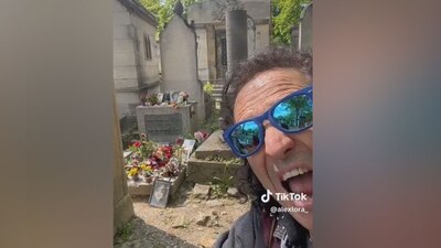 Alex Lora viajó junto a su esposa a París para visitar los restos del exmiembro de The Doors