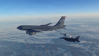 Avión cisterna KC-135 se desploma en el aire y cae en Irak