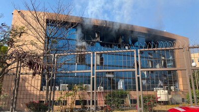 Los estudiantes normalistas atacaron el Palacio de Gobierno en Guerrero