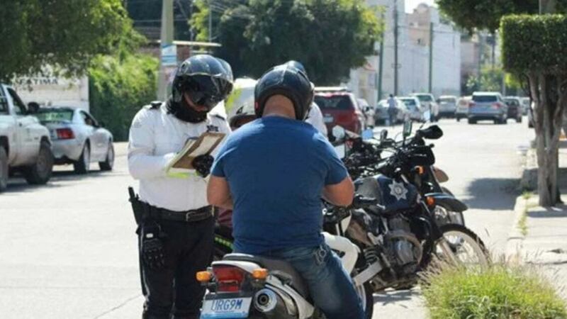“Que se rompan su m#$%”: alcalde de Juventino Rosas analiza quitar operativos contra motociclistas