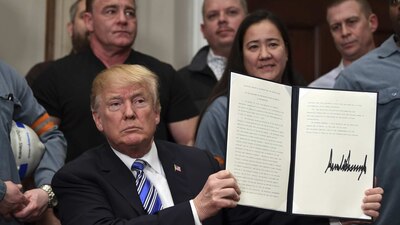 El mandatario estadounidense firmó un decreto para imponer aranceles al aluminio y acero de entre 24 y 40%