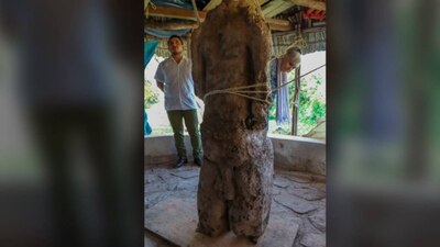 La escultura simboliza a un guerrero prisionero que fue decapitado.