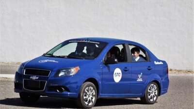 Este auto eléctrico puede ser recargado en cualquier corriente de 120 volts y tiene una autonomía de hasta 100 km
