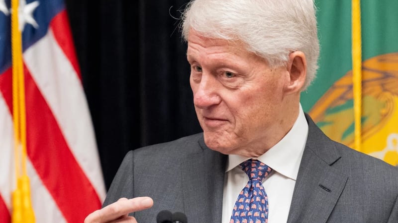 Bill Clinton se presenta ante legisladores y dice que “no hizo nada malo” con Epstein