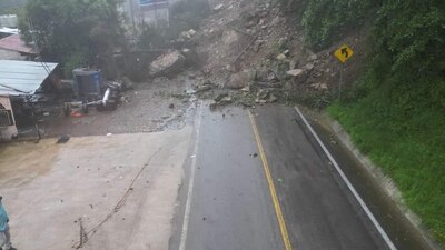 El cerro está sobre la carretera federal 120 San Juan del Río-Xilitla
