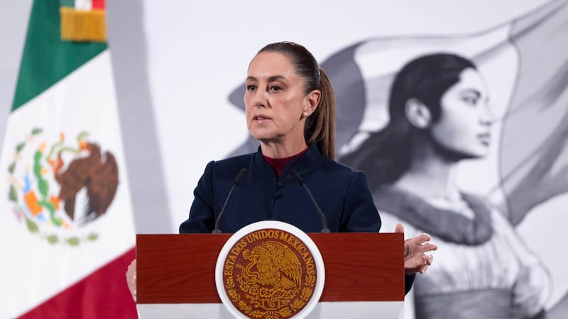 Sheinbaum niega tener información sobre presunto retiro de 50 visas a políticos de Morena