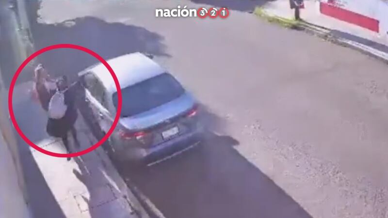 VIDEO: A plena luz del día, mujer ataca a una madre de familia y su pequeña hija