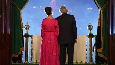 Beatriz Gutiérrez en la ceremonia del Grito de Independencia.