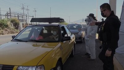 Autoridades hacen revisiones para detectar a las personas con síntomas de COVID-19