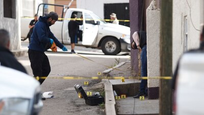 La suegra del agresor quedó sin vida en el sitio, mientras que su hija fue llevada a un hospital, en donde falleció