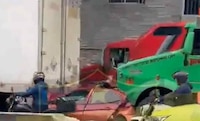 Chofer de taxi de aplicación rompe en llanto tras perder su unidad en choque contra 2 tráilers