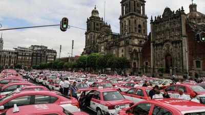 Esta mañana decenas de taxistas se manifestataron a las inmediaciones del Zócalo capitalino