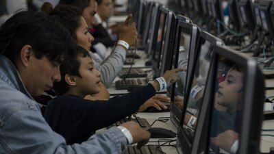 Inegi informó que los mexicanos usan internet, en su mayoría, para comunicarse
