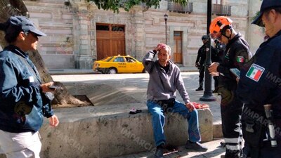 Un hombre de la tercera edad resultó lesionado por el desprendimiento de cantera en la Catedral de Oaxaca