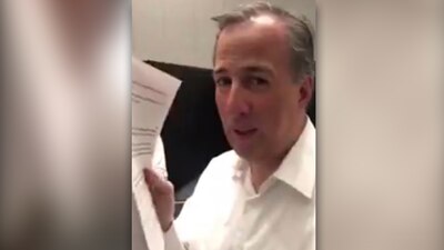 El candidato presidencial mostrando el primer borrador de su discurso