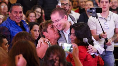 El candidato presidencial dice que con las mujeres transformará al país