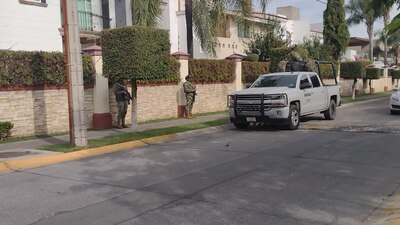 Los marinos secuestrados son una secretaria y un chofer, quienes laboran bajo las órdenes de un capitán de la Marina