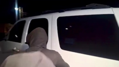 El exfuncionario se fue en su vehículo a un destino desconocido