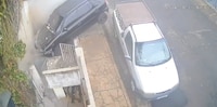 VIDEO: Auto choca contra muro y prensa a mujer al interior de su propia casa