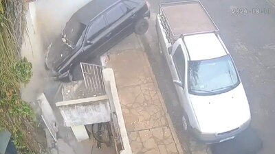 En el video se ve cómo el auto impacta de lleno contra el muro del hogar