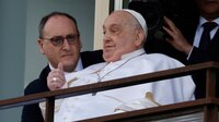 Tras cinco semanas en el hospital, Papa Francisco sale del hospital y regresa al Vaticano