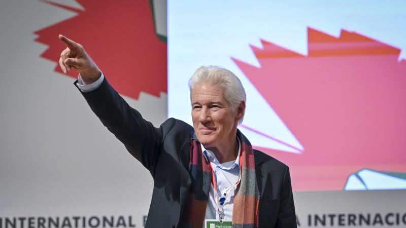Richard Gere se avergüenza de tener como presidente a Trump... pero elogia a Sheinbaum