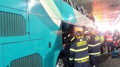Percance en bajo puente de Viaducto ocasionó un aparatoso accidente, que dejó 14 heridos