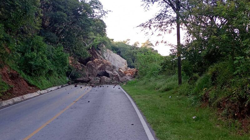 Derrumbe bloquea carretera Ixtapan–Coatepec Harinas; hay 5 personas lesionadas