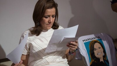 La candidata independiente repasando apuntes antes de su intervención