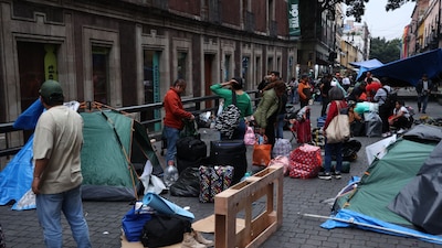 CIUDAD DE MÉXICO, 18JUNIO2026.- Maestras y maestros de la Coordinadora Nacional de Trabajadores de la Educación (CNTE) comenzaron a retirar sus casas de campaña de las calles del Centro Histórico.