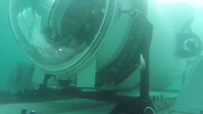 Existe el temor de que las vidas de las cinco personas que viajaban estén en peligro inminente por la falta de oxígeno