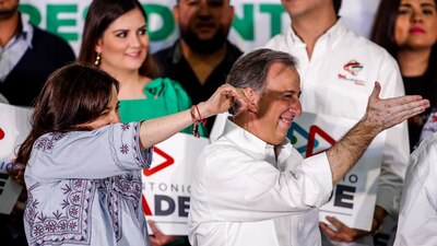 El candidato del PRI ya empezó a repartir certificados en caso de que gane la Presidencia