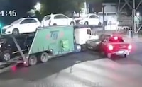VIDEO: Tráiler nodriza se pasa el alto, embiste a dos autos y se da la fuga en Iztapalapa