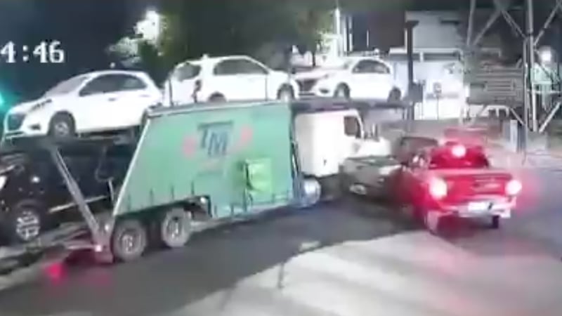 VIDEO: Tráiler nodriza se pasa el alto, embiste a dos autos y se da la fuga en Iztapalapa