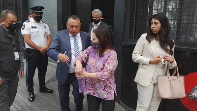 Acudió a entregar su pasaporte y a firmar de acuerdo con las medidas cautelares impuestas