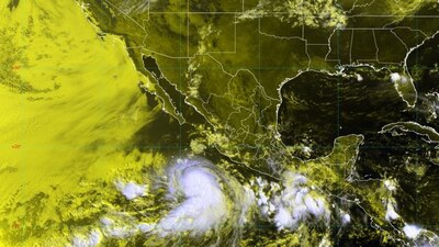 La tormenta tropical ‘Adrián’ se convirtió en huracán de categoría 1 esta mañana, informó el SMN