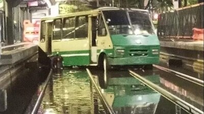 Un chofer intentó esquivar las inundaciones pero se quedó atorado en el Tren Ligero