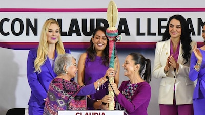 La virtual presidenta electa recibió el 'Bastón de las mujeres' de manos de Olga Sánchez Cordero