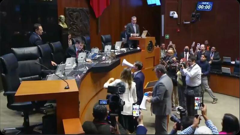 “La barredora, la barredora”, oposición irrumpe sesión en el Senado con megáfonos