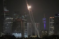 Israel ataca sede del Ministerio de Defensa de Irán; Teherán responde con misiles