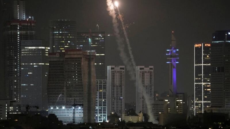 Israel ataca sede del Ministerio de Defensa de Irán; Teherán responde con misiles