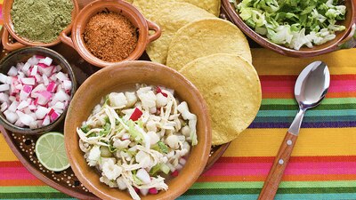 Pozole rojo y tostadas, es lo que prepara la SSC