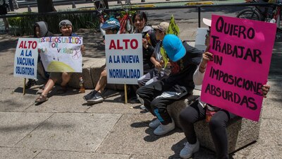 Personas que rechazan las medidas sanitarias para combatir la propagación del COVID-19 se manifestaron