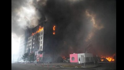 El edificio arde en llamas después de un bombardeo ruso en Kiev, Ucrania